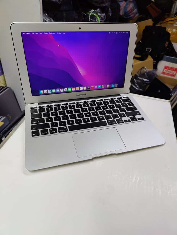 MacBook Air A1465 Coi5 5th generation 4gb ram 256ssd
