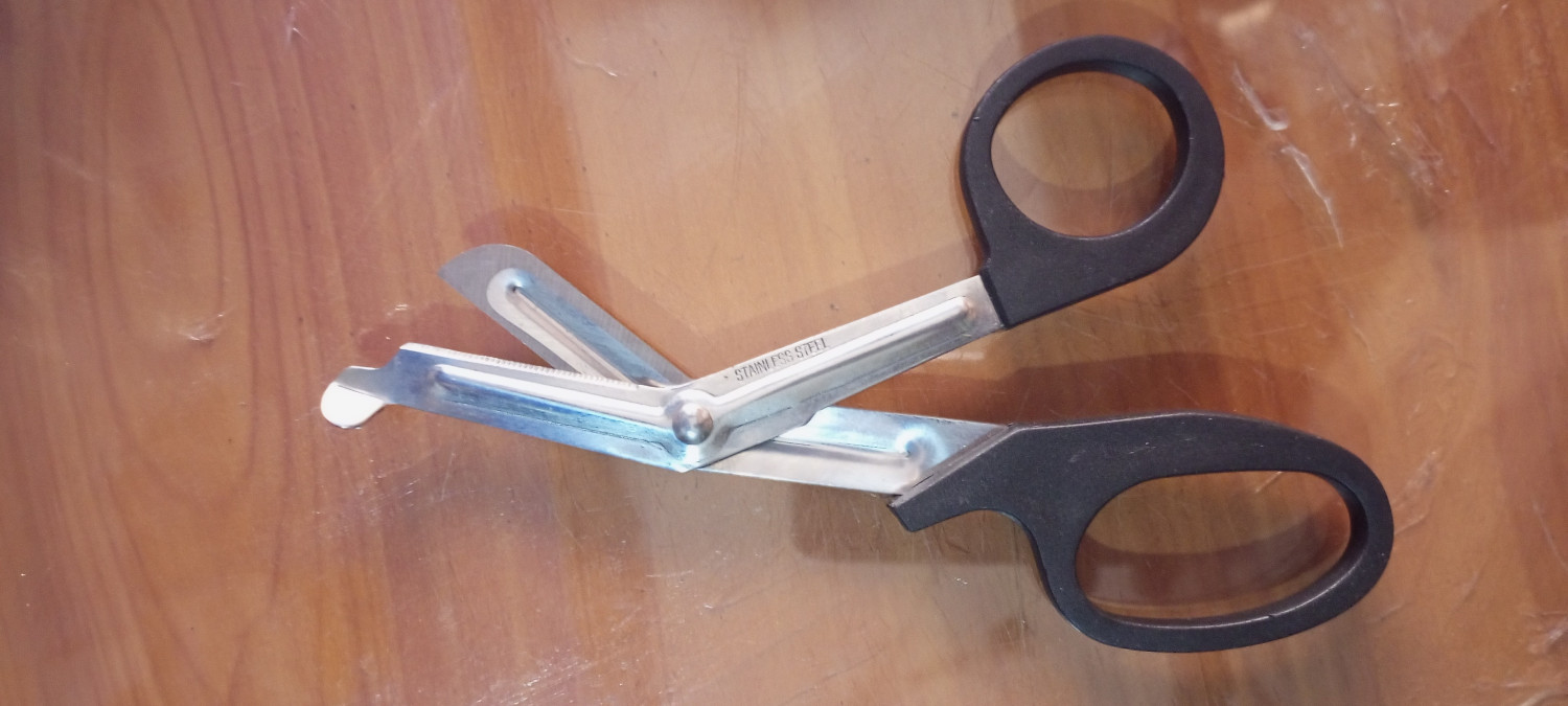 Trauma shears/universal shears