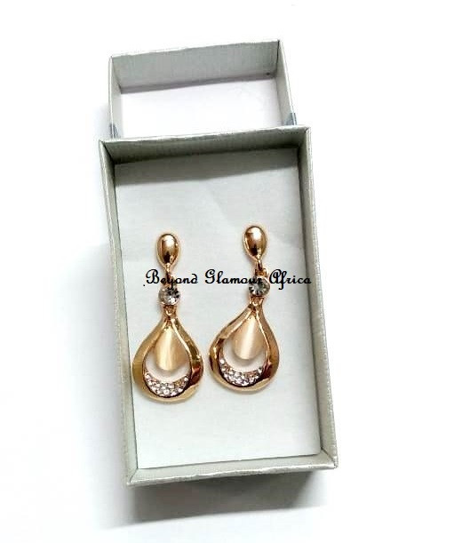 Womens Golden Triangular Armlet with a pair earrings