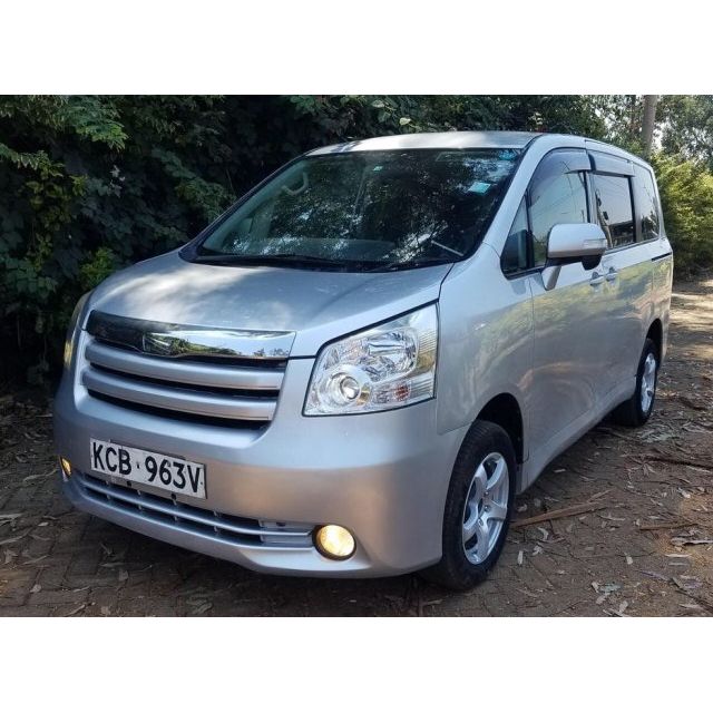 Toyota Noah 2007