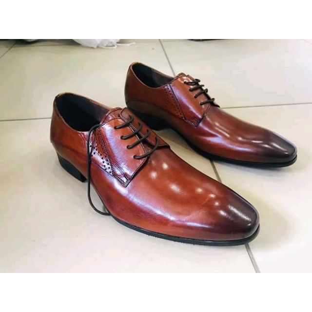 Leather low cut shoes